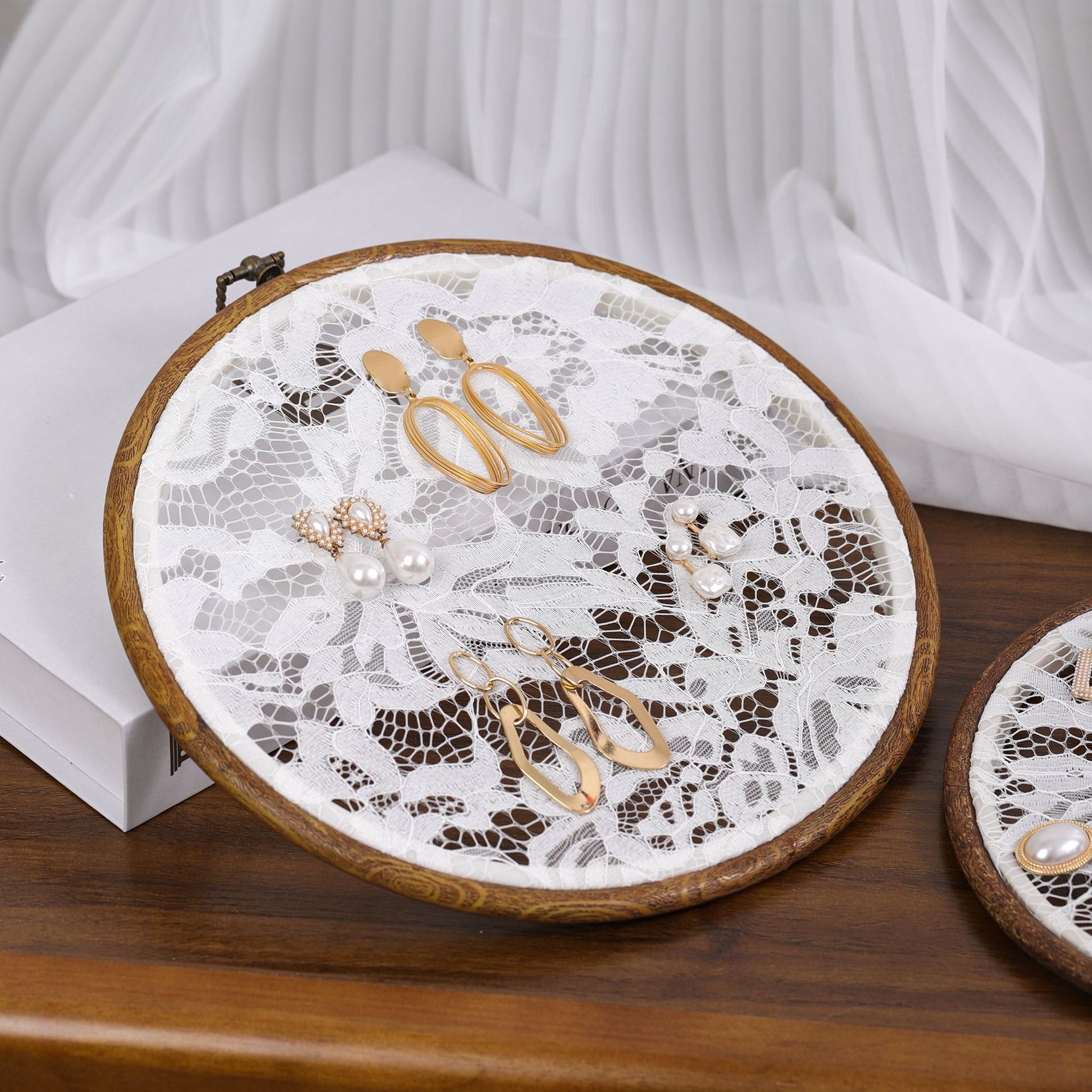 Vintage Lace Embroidery Hoop E - đánh giá và giá Embroidery Photoshop